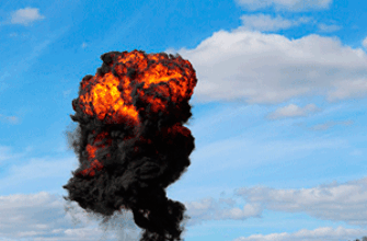 Взрыв — красно-черное облако взрыва на синем фоне неба. иллюстрация к «звук взрыва»