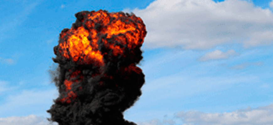 Взрыв — красно-черное облако взрыва на синем фоне неба. иллюстрация к «звук взрыва»