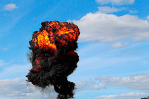Взрыв — красно-черное облако взрыва на синем фоне неба. иллюстрация к «звук взрыва»
