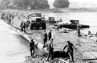 Разворачивают понтонный мост - звук