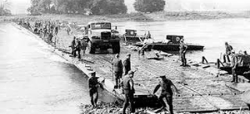 Разворачивают понтонный мост - звук