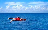 Человек на фото собирается упасть в воду —всплеск и плеск воды звук скачать