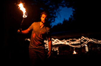 Зажжённый факел в руках мужчины — звук факела скачать