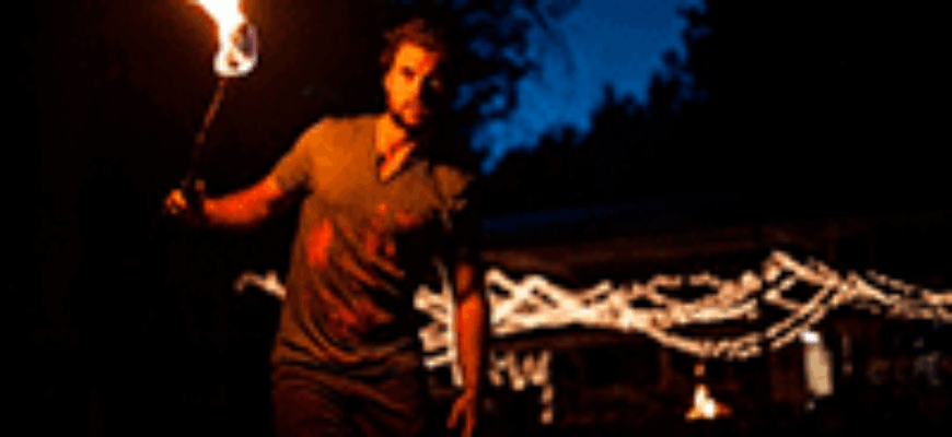 Зажжённый факел в руках мужчины — звук факела скачать