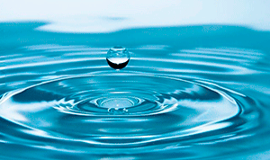 капля падает в воду, на которой предыдущая капелька оставила круг —звук капли