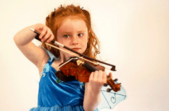 Звук скрипки начинающего музыканта