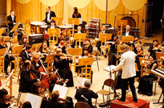 Звук настройки оркестра Звук настройки оркестра перед концертом — музыканты в зале