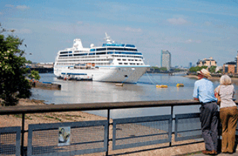 Океанский лайнер заходит в порт — гудок парохода, лайнера