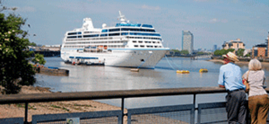 Океанский лайнер заходит в порт — гудок парохода, лайнера