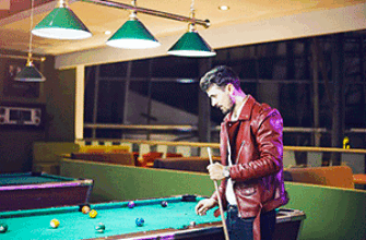 Мужчина играет в бильярд — звуки бильярда