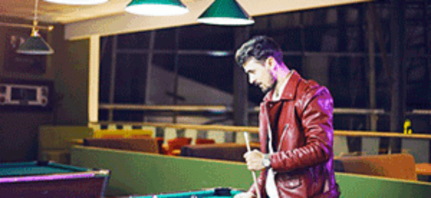 Мужчина играет в бильярд — звуки бильярда