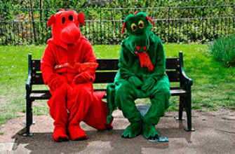 Смешные звуки смеха Два человека в смешных костюмах сидят на скамейке — смешные звуки смеха