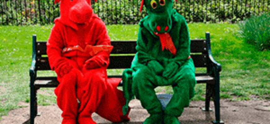 Два человека в смешных костюмах сидят на скамейке — смешные звуки смеха