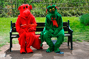 Два человека в смешных костюмах сидят на скамейке — смешные звуки смеха