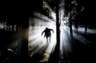 Человек убегает от страшных звуков леса