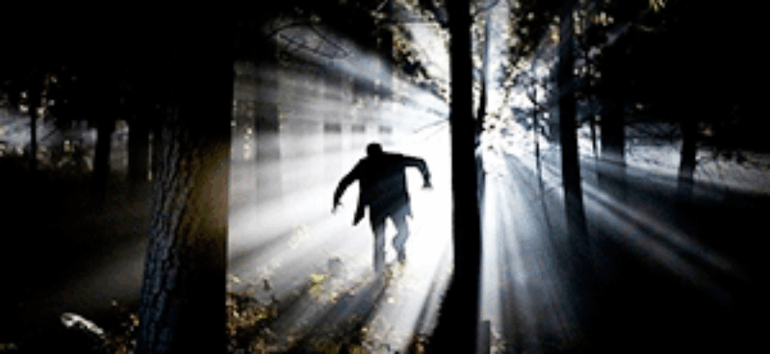 Человек убегает от страшных звуков леса