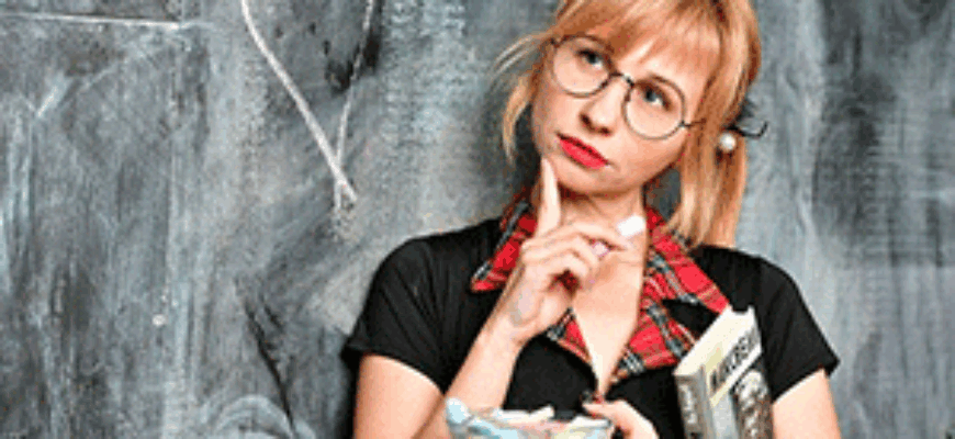 Девушка задумалась, звук хм — звук задумчивости