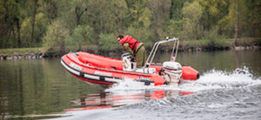 Надувная моторная лодка на воде в движении