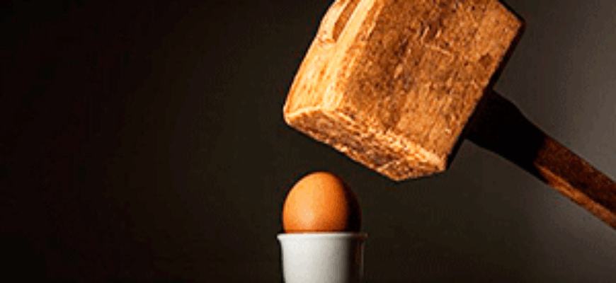 Огромный молоток навис над хрупким вареным яйцом — иллюстрация к публикации «Смешные звуки ударов»