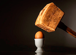 Огромный молоток навис над хрупким вареным яйцом — иллюстрация к публикации «Смешные звуки ударов»