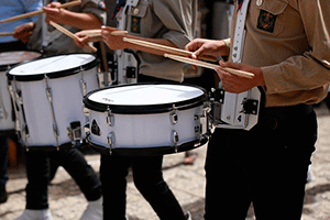 Стучат в барабаны на марше — звук барабанной дроби