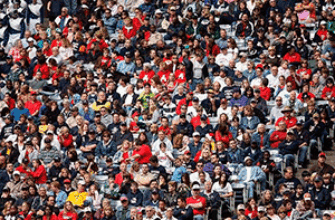 Звук болельщиков на стадионе — болельщики занимают весь кадр разноцветной толпой