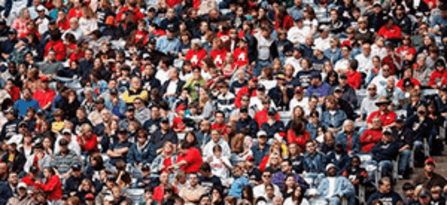 Звук болельщиков на стадионе — болельщики занимают весь кадр разноцветной толпой