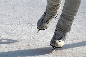 Звуки катания на коньках — крупно ноги в коньках на льду
