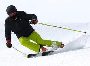 Лыжник спускается с горы — звук лыжи по снегу