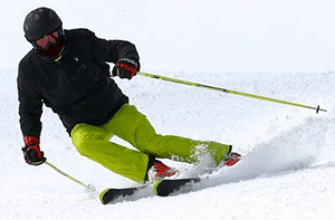 Лыжник спускается с горы — звук лыжи по снегу