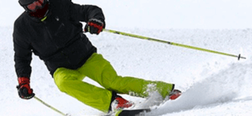 Лыжник спускается с горы — звук лыжи по снегу