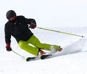 Лыжник спускается с горы — звук лыжи по снегу