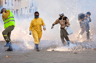 Людей пугает звук петард, взрывающихся у них под ногами