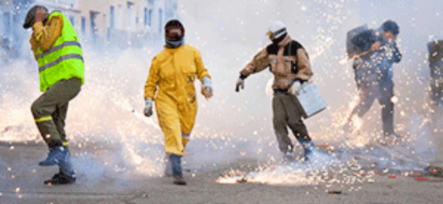 Людей пугает звук петард, взрывающихся у них под ногами