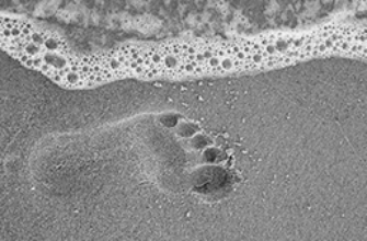 Звук волны для монтажного перехода Волна смывает след на песке — звук волны для перехода