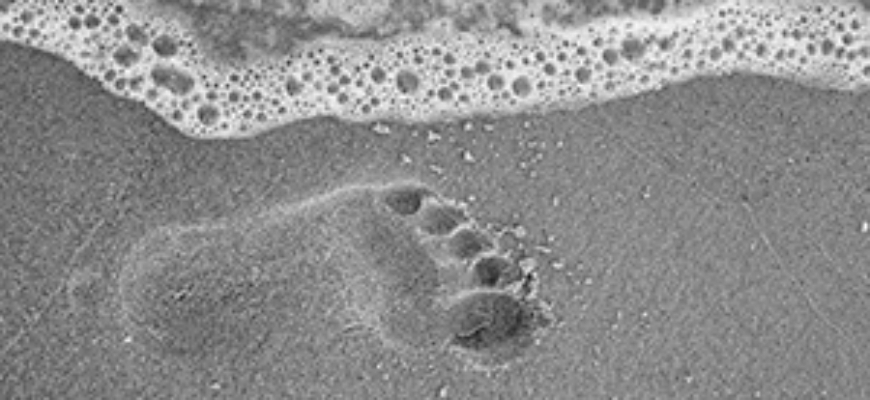 Волна смывает след на песке — звук волны для перехода