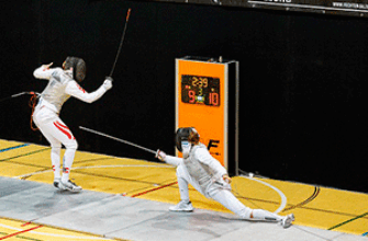 Два спортсмена фехтуют — звуки фехтования