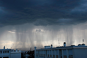 С грозового неба льются потоки дождя — иллюстрация к записи «Скачать звуки дождя и грома»