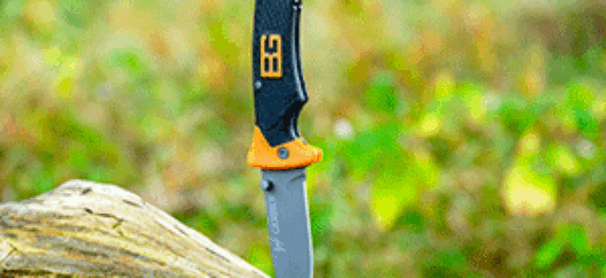 На картинке нож воткнут в полено — иллюстрация к публикации «Звук ножа скачать»