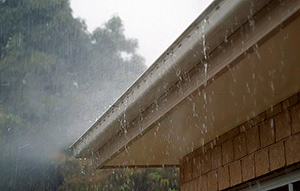Звук дождя по крыше — на картинке дождь хлещет по крыше дома