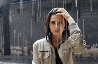 Звук дождя скачать бесплатно — на картинке девушка под дождем