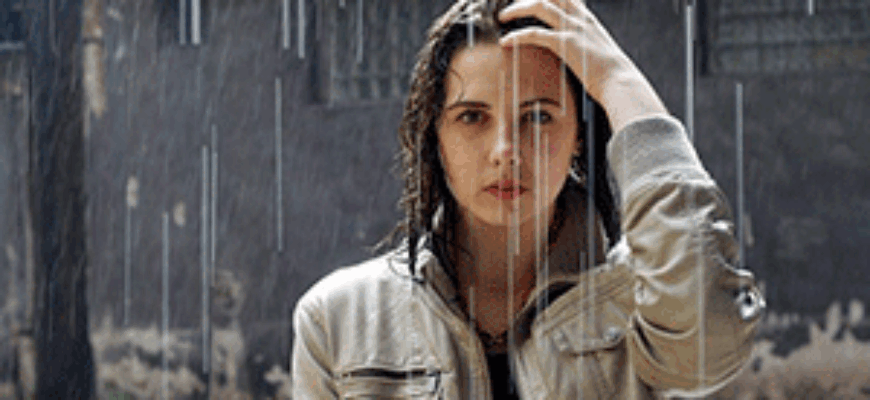 Звук дождя скачать бесплатно — на картинке девушка под дождем