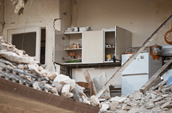 Разрушения на кухне — иллюстрация к записи «Звук землетрясения в доме»