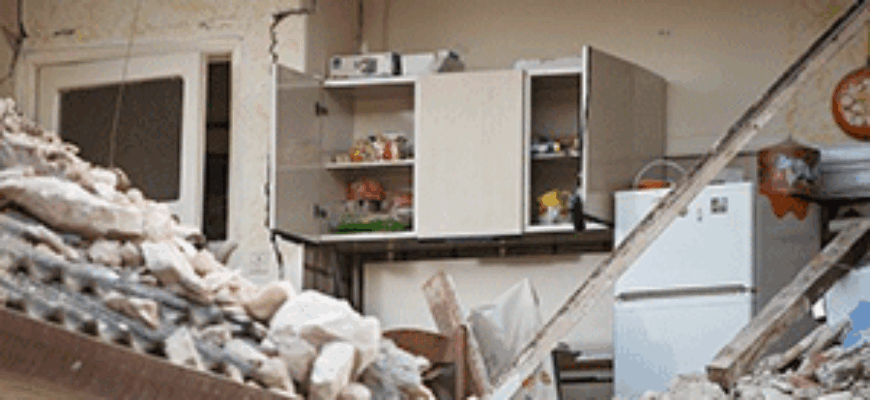 Разрушения на кухне — иллюстрация к записи «Звук землетрясения в доме»