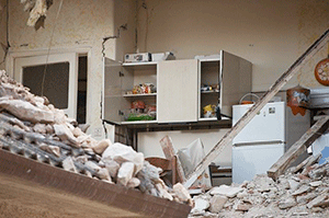 Разрушения на кухне — иллюстрация к записи «Звук землетрясения в доме»