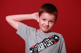 Звуки для викторины Мальчик чешет затылок в поиске ответа — иллюстрация к публикации «Звуки для викторины»