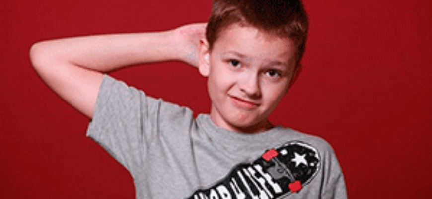 Мальчик чешет затылок в поиске ответа — иллюстрация к публикации «Звуки для викторины»