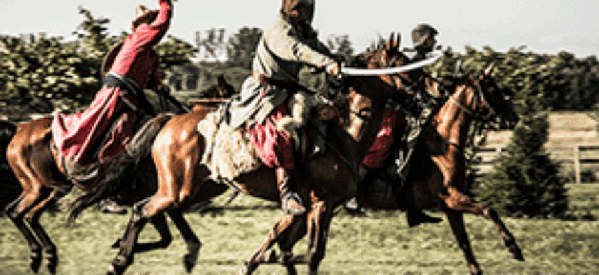 Звук битвы на лошадях — всадники с оружием