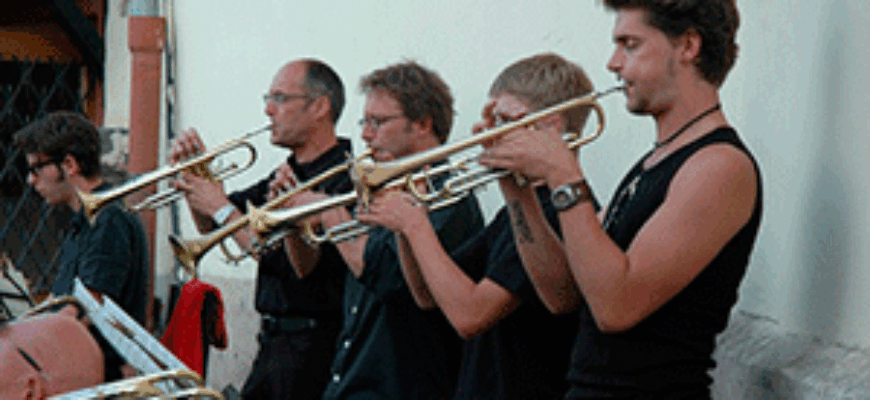 Музыканты играют на трубах — иллюстрация к публикации «Скачать фанфары на выход»