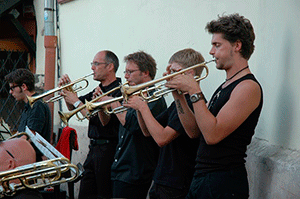 Музыканты играют на трубах — иллюстрация к публикации «Скачать фанфары на выход»